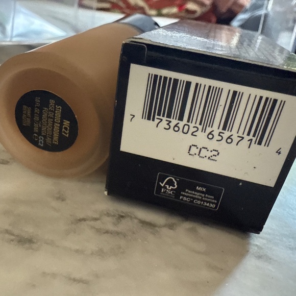 MAC COSMETICS STUDIO RADIANCE FOUNDATION:NC27 - Picture 3 of 4